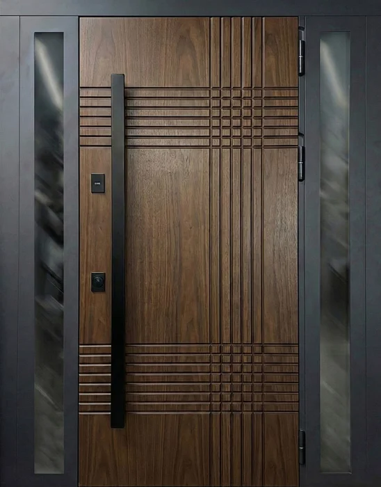 Входная стальная дверь под дерево с фрезеровкой и остеклением №47