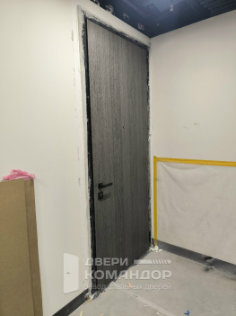 Входная стальная дверь серая с чёрной фурнитурой