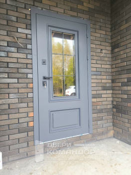 Входная дверь Эльбрус с окном и английской решёткой АСД