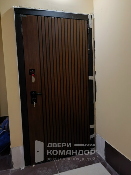 Входная дверь Storm  Ю (22) белый софт чёрная вставка Лабиринт с наращиванием проёма