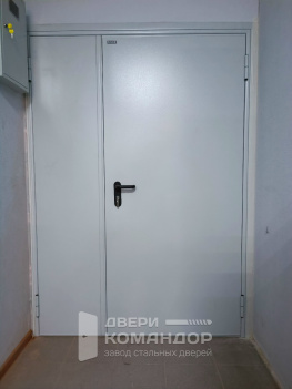 Противопожарная полуторная входная дверь Bravo ДП-1,5  RAL 7035 с расширением проёма и обрезкой наличника