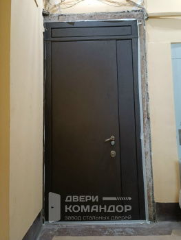 Полуторная входная дверь Stardis Comfort  с верхней фрамугой, трёхсистемным замком Меттэм